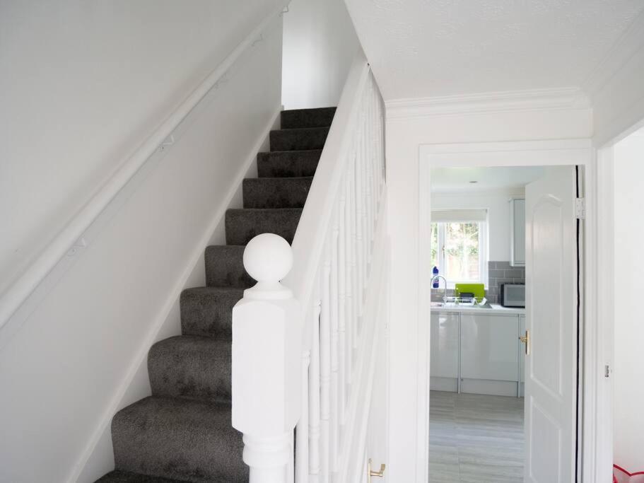 Cosy Four Bed Property With En-Suite Near To Nec Birmingham Airport And The City 외부 사진