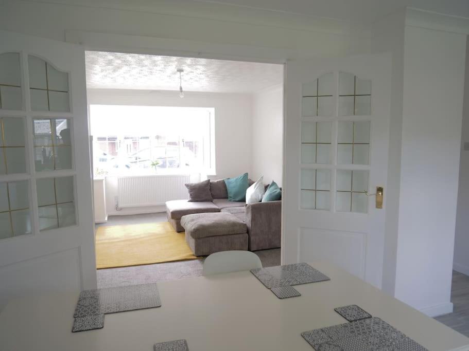 Cosy Four Bed Property With En-Suite Near To Nec Birmingham Airport And The City 외부 사진