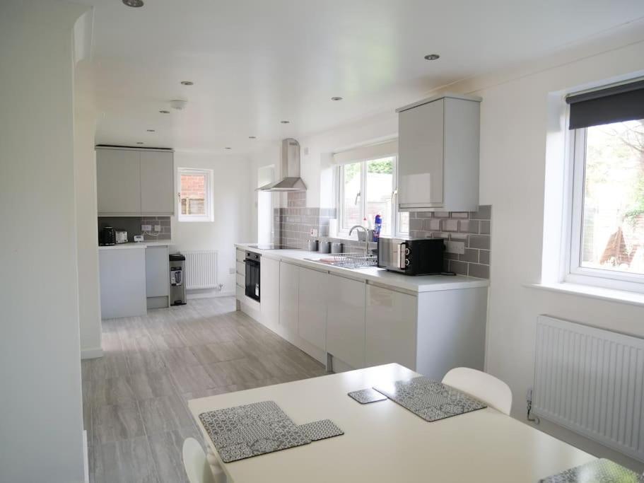 Cosy Four Bed Property With En-Suite Near To Nec Birmingham Airport And The City 외부 사진